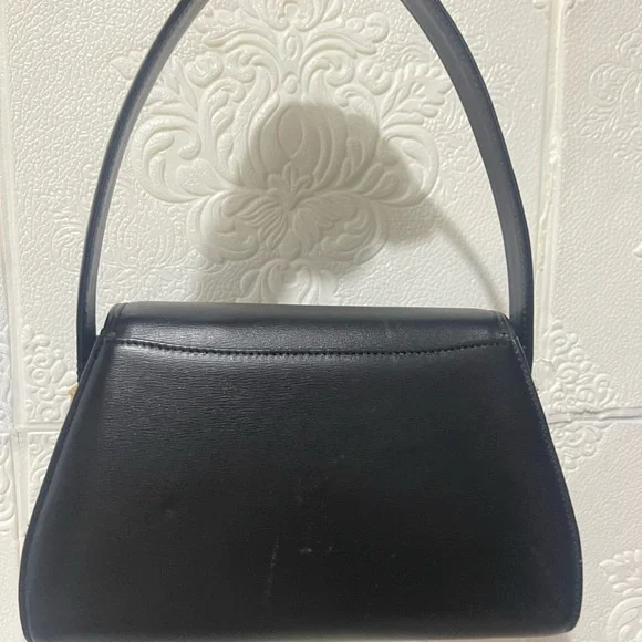 Chic Black Shoulder Bag with Gold Hardware - Picture 3 of 6